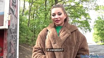 Reproducir Nena tetona tirada montando polla en pov después de dar mamada en público