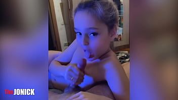 Reproducir Hijastra lujuriosa juega con la polla de papá hasta un final poderoso
