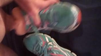 Play Big aussie cock fucks fleshlight stuffed inside well worn asics gt2000’s with big cumshot