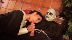 Jouer Adventure sexuelle de groupe anal de MILF blonde avec brunettes tatouées dans les bas