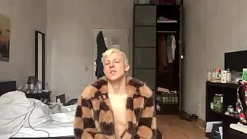 Afspelen Sissy is altijd hongerig naar rauwe lul