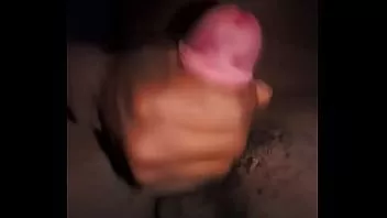 Riproduci Un lungo cazzo africano si masturba e viene