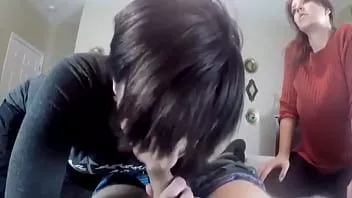 Afspelen Roodharige en brunette zuigen om de beurt de lul van een man terwijl hij filmt