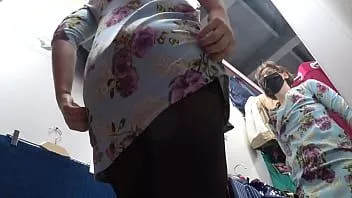 播放 试衣间里的隐藏摄像头监视着一个屁股漂亮、腿长的女孩穿着连裤袜。然后一个偷窥者在公共商店里偷看她的裙子。业余恋足癖。