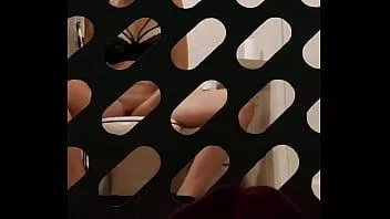 play Guardo la mia amica che pulisce la sua figa rasata in bagno