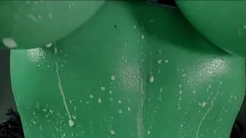 play Grünes Baby tanzt und gießt Milch über sich