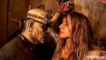 play Horrorporn الجد المنحرف مع زوجته القذرة يمارس الجنس مع فتاة مراهقة حلوة