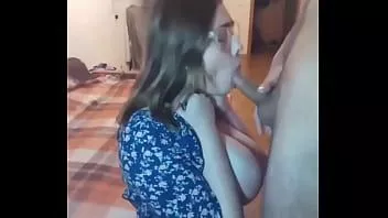 Reproducir Adolescente sexy con grandes tetas me hace una super mamada