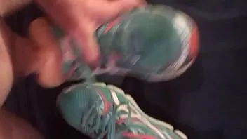 播放 澳大利亚大公鸡乱搞fleshlight塞进磨损严重的asics gt2000's with big cumshot