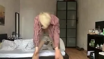 play Sissy este mereu înfometată de penis crud