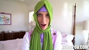 play Hijab babe izzy lussureggiante che infrange le regole