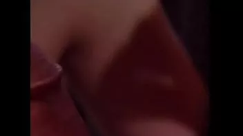 播放 有纹身的年轻人舔着角质黑发的热猫，然后在所有位置上狠狠地操她
