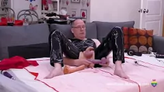 play Olgun İngiliz Dilf Mike Essex'in oyuncaklarla anal maceraları