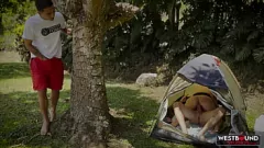 play Annie Marin e il suo grosso culo si uniscono all'amica di Latina per il trio selvaggio all'aperto