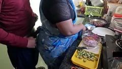 play Индийская горничная Swathi не может устоять перед экзотической бульдрик на кухне на кухне