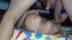 Abspielen Verbreiten Sie Ihre Beine und nehmen Sie den Schwanz und den Sperma Ihres Machos