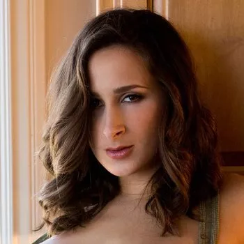 Actrita Ashley Adams